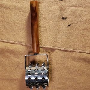 Vintage Bakelite meat tenderizer w/ rotating wheel